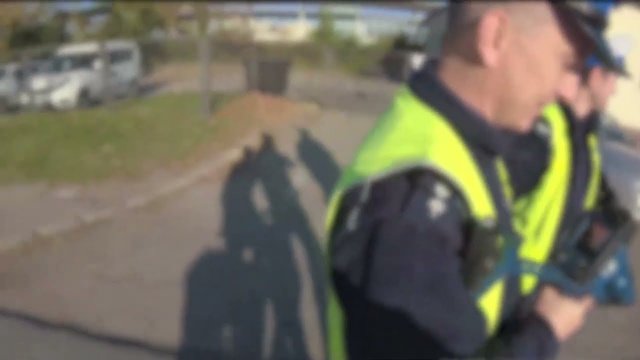 Policja próbuje wmówić rowerzyście, że omijał na przejściu dla pieszych