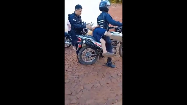 Policjant zakuł chłopaka w kajdanki i dosłownie wrzucił go na motocykl