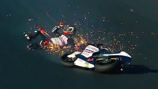 Zawodnik Moto2 wypadł z motocykla i uniknął zderzenia z sześcioma pojazdami