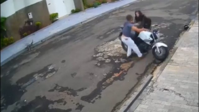 Kobieta skutecznie powstrzymuje złodzieja przed kradzieżą jej motocykla