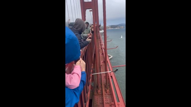 Strażnik mostu Golden Gate uratował sytuację. Wszyscy w napięciu oglądali jego poczynania...