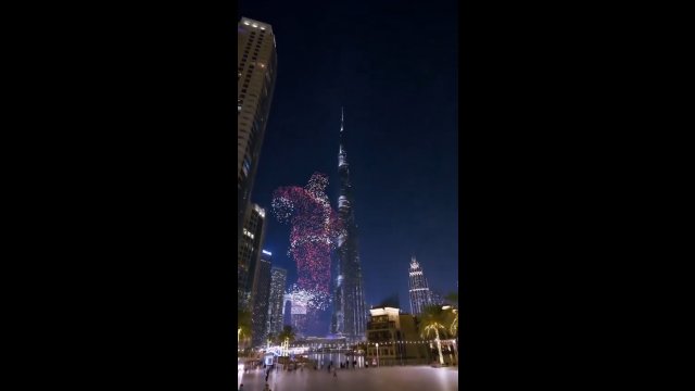 Dubaj świętuje Boże Narodzenie. Gigantyczna figura Mikołaja z dronów