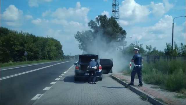 Pożar radiowozu drogówki! Wszyscy mieli ich gdzieś, a policja nawet nie miała gaśnicy! [WIDEO]