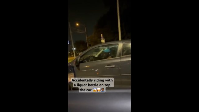 Kierowca zapomniał o pustej butelce po alkoholu, którą zostawił na dachu auta [WIDEO]