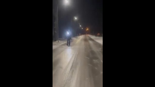 Ubrali łyżwy i ruszyli na miasto, aby pokazać stan dróg w Grodzisku Wielkopolskim [WIDEO]
