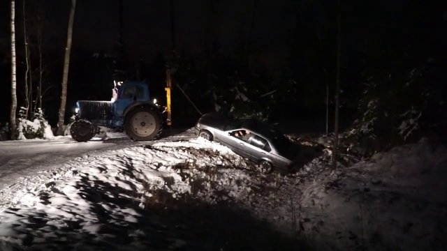 Wyciąganie Seby i jego BMW z rowu za pomocą traktora. Prawie się udało