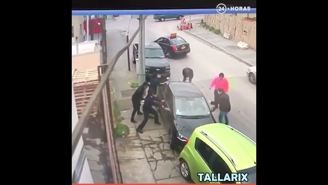 Bandyci ukradli robotnikowi samochód, nagle z odsieczą przybywają koledzy z pracy
