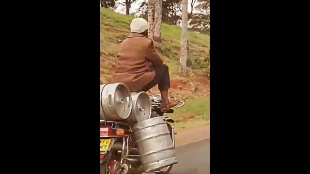 Prawdziwy mistrz motocyklowej kierownicy i transport beczek po piwie w jego wykonaniu