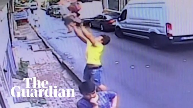 W Turcji nastolatek złapał dwuletnią dziewczynkę, która wypadła z okna