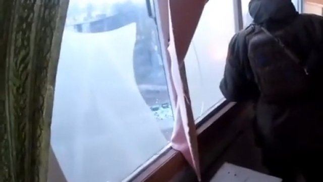 Ukraiński żołnierz strzelający przez okno w rosyjskiego oficera