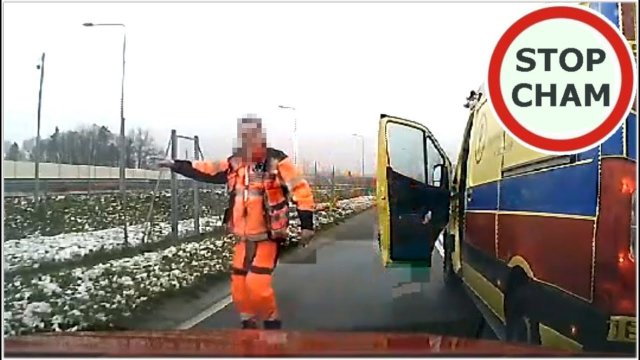 Kierowca ambulansu wyhamowuje kierowcę za wyprzedzanie?!