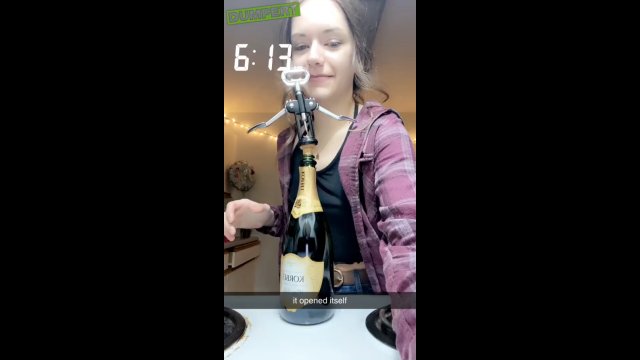 Otwieranie szampana korkociągiem
