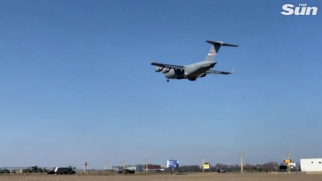 US Airforce C-17 Globemaster przybywa na polskie lotnisko w pobliżu granicy z Ukrainą
