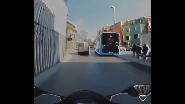Kierowca busa nie zauważył motocyklisty. Ten uderzył w szklaną witrynę sklepową