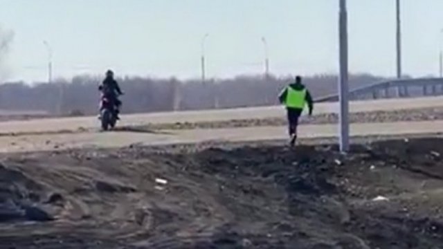 Bezradny policjant kontra motocyklista. Robił co mógł