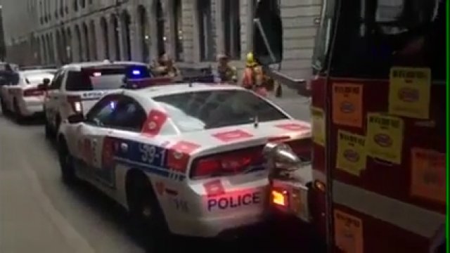 Wóz strażacki taranuje trzy radiowozy blokujące dojazd do płonącego budynku