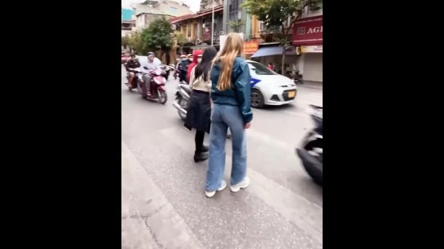 Przechodzenie przez ulicę w Wietnamie to prawdziwe wyzwanie [WIDEO]