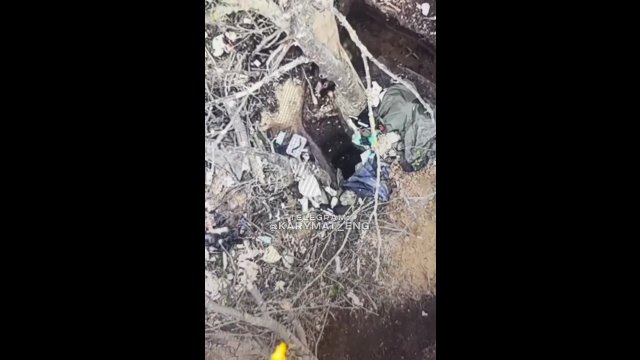 Rosyjski żołnierz wczołgał się do dziury, w której właśnie wylądował granat