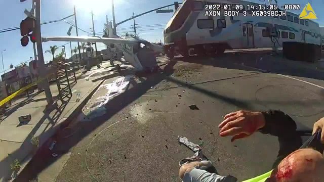 Policja ratuje nieprzytomnego pilota na sekundy przed zderzeniem z pociągiem!