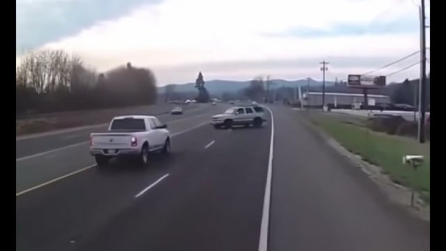 Kierowca zdrzemnął się w trakcie jazdy. W ostatniej chwili zdążył uratować sytuację