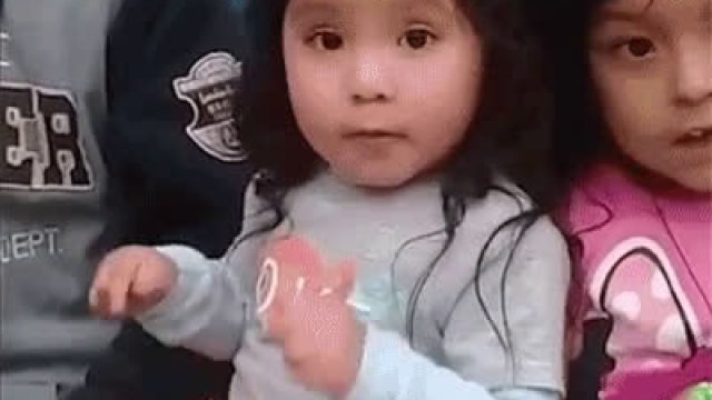 Dzieciak pokazuje magiczną sztuczkę ze znikaniem