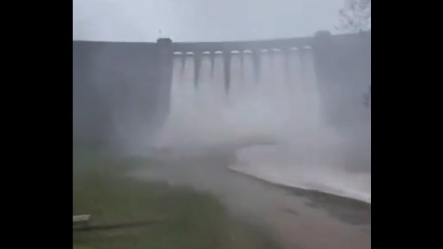 Kolejna tama się przelewa, tym razem w Zagórzu Śląskim [WIDEO]