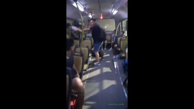 Molestował dziewczynę w autobusie. Jeden z pasażerów postanowił zareagować.