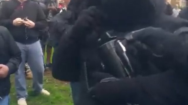 Członek Antify przypadkowo ujawnia swoją twarz stojąc przed policjantem