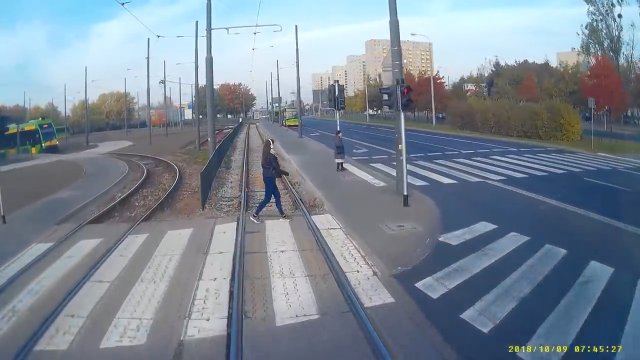 Dziewczyna w słuchawkach wchodzi pod tramwaj w Poznaniu