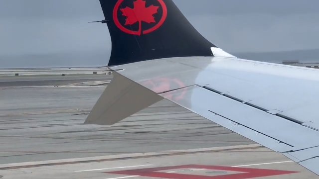 Pasażer zauważył przez okno samolotu, że jeden z bagaży samotnie porusza się po płycie lotniska