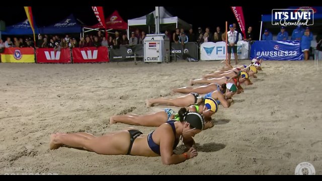 Bardzo ciekawy kobiecy sport. Nazywa się „beach flags”