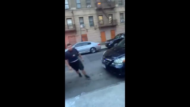 Policjant rzucił się na mężczyznę, który nagrywał interwencję [WIDEO]
