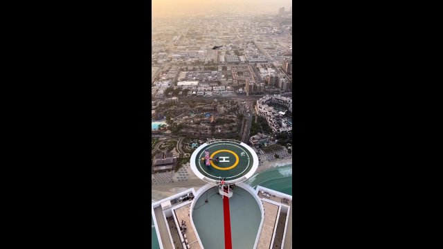 Polski pilot wylądował samolotem na szczycie wieżowca w Dubaju!