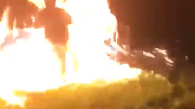Rusek próbuje rozpalić grilla benzyną
