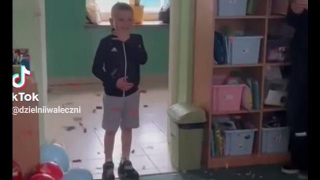 Chłopiec wraca do przedszkola po wygranej walce z nowotworem [WIDEO]