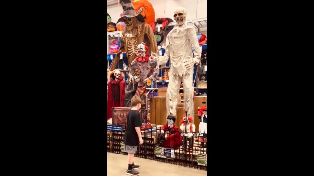 "Mistrzowskie" reakcje dzieciaków na atrakcje związane z Halloween [WIDEO]
