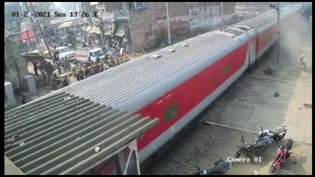 Motocyklista zawahał się przed przejazdem kolejowym. Pociąg rozwalił jego motocykl na kawałki