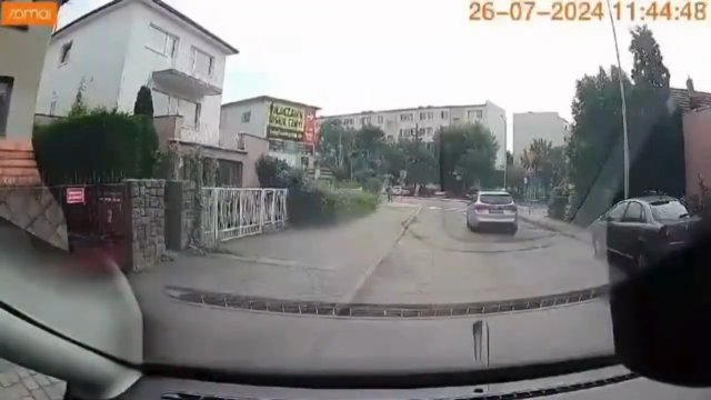 Radiowóz podczas pościgu uderzył w autobus [WIDEO]