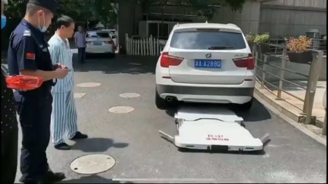 Autonomiczny robot, który parkuje samochody bez udziału kierowcy [WIDEO]