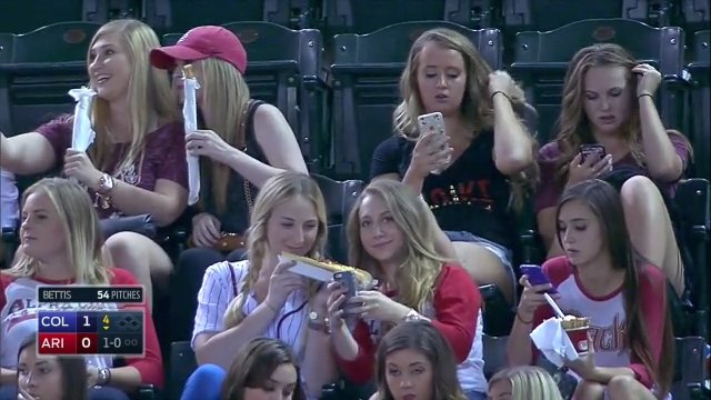 Co robią kobiety w czasie meczu baseballu?