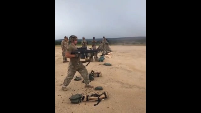 Podwójny M249 o wadze 20kg