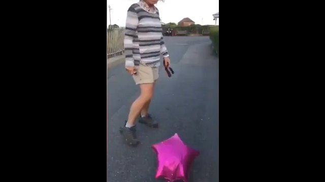 Kobieta próbowała przebić balon na ulicy