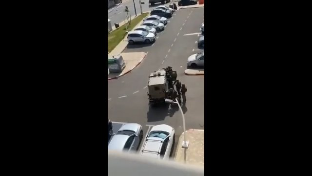 Jednostka specjalna izraelskiej policji podczas walk z Palestyńczykami w centrum miasta [WIDEO]