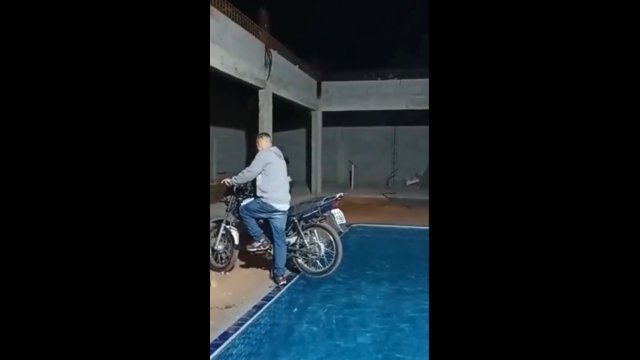 Geniusz na własne życzenie utopił motocykl w basenie