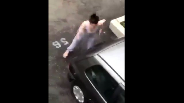 Wściekła kobieta niszczy samochód za pomocą młotka