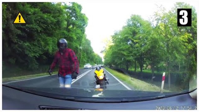 Cwaniak na motocyklu awanturuje się na środku drogi
