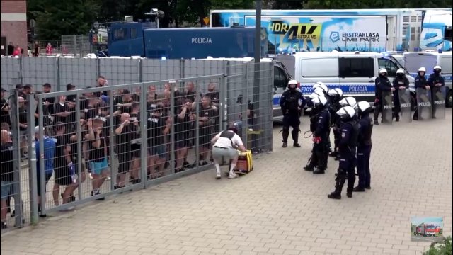 Nietypowe miejsce dostawy jedzenia. Kibice Lecha zamówili pizzę pod stadion Widzewa [WIDEO]