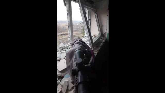Ukraiński snajper w aktywnej bitwie w Bakhmut