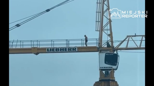 Mężczyzna w samych bokserkach skakał na skakance na żurawiu w centrum Warszawy [WIDEO]