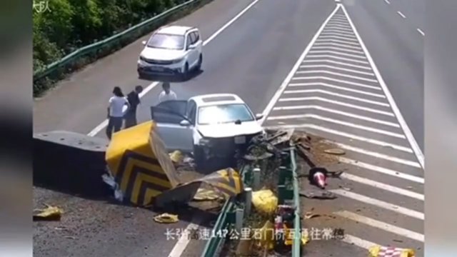 Bardzo dziwny wypadek samochodowy. Jak kierowca mógł zrobić taką głupotę?